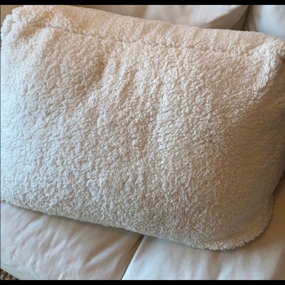 ugg reading wedge pillow